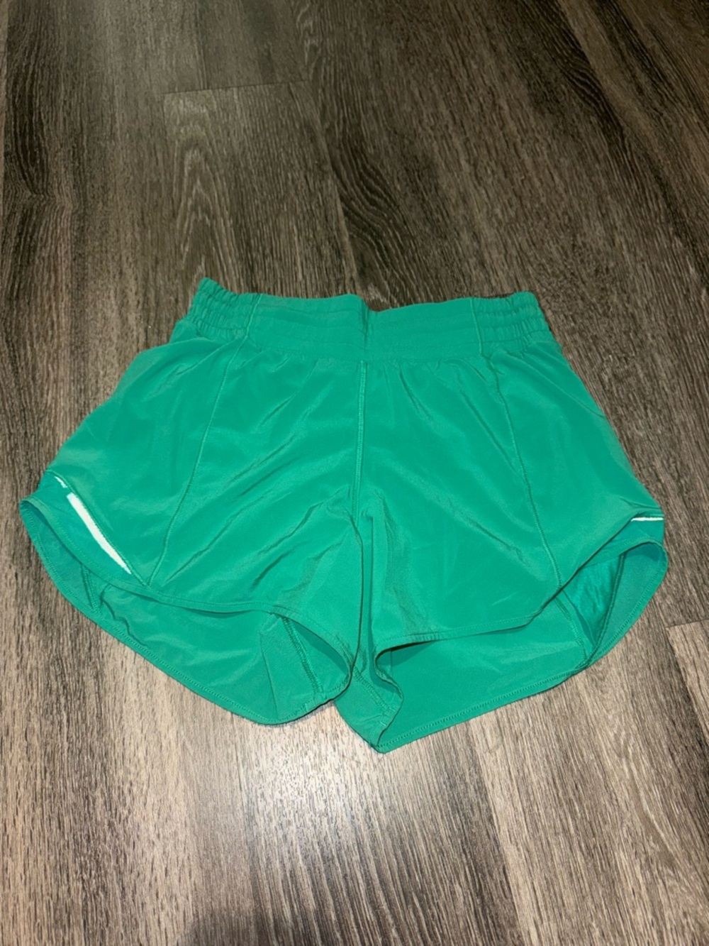 lululemon Kelly Green Hotty Hot 4" Mid-Rise Shorts - Picture 2 of 4
